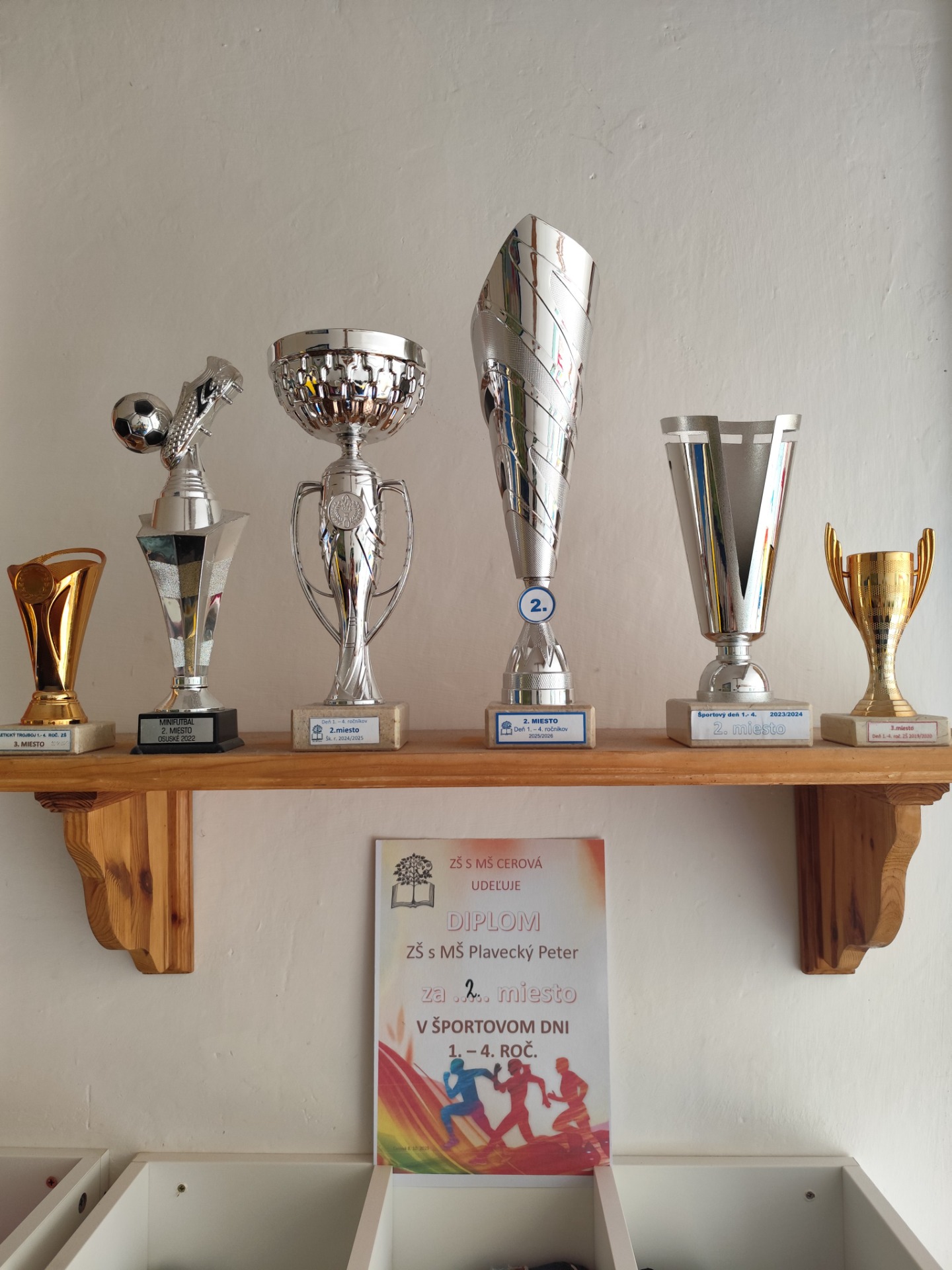 Trofeje našich žiakov. Ten najväčší je tohtoročný 🙂.